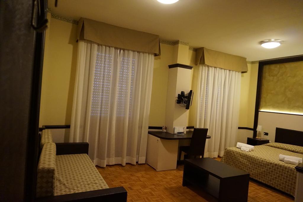 Hotel Astoria Fidenza Oda fotoğraf