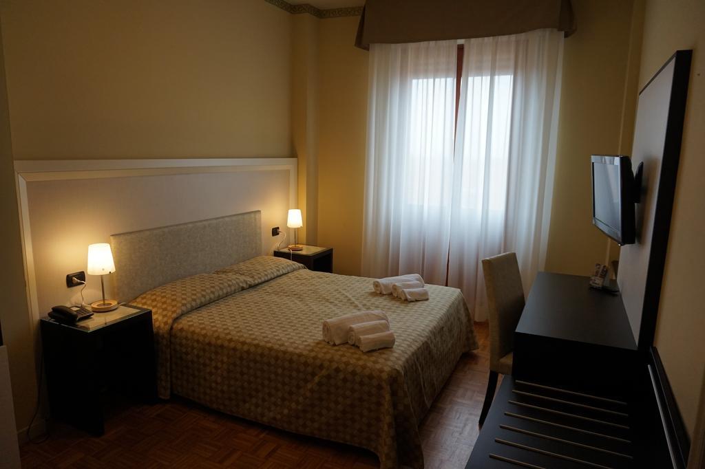 Hotel Astoria Fidenza Oda fotoğraf