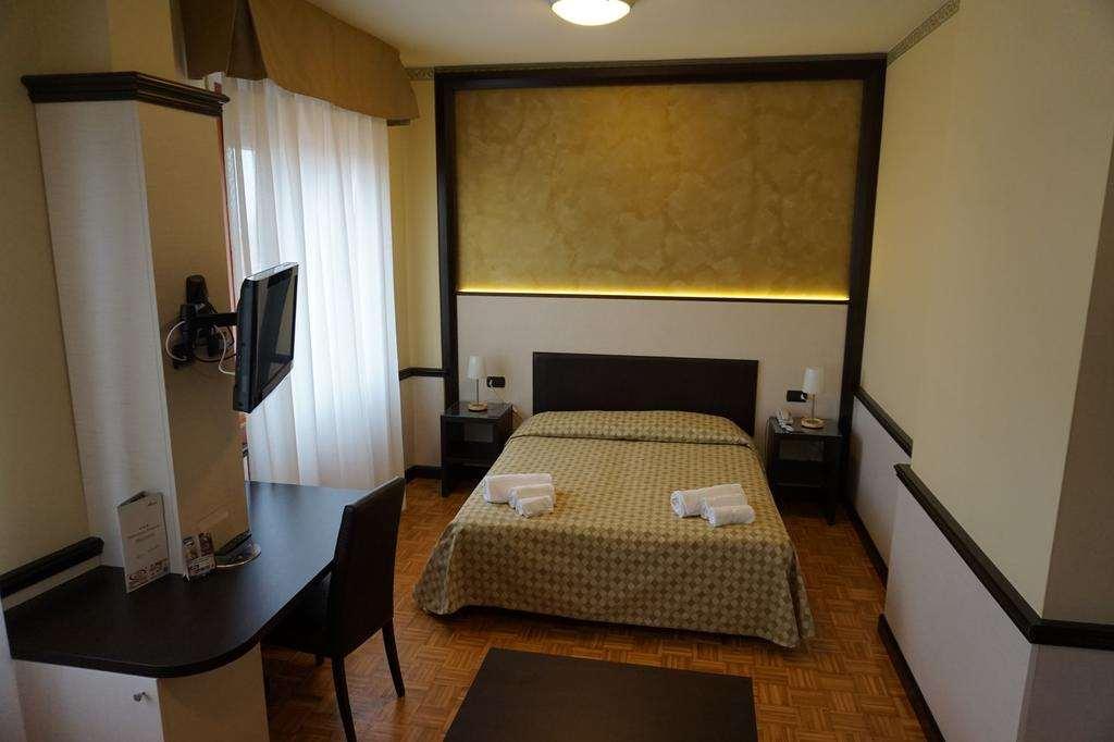 Hotel Astoria Fidenza Oda fotoğraf